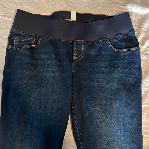 3/$40 MATERNITY- Old Navy dark wash jean, in great used condition - Picture 2 of 3
